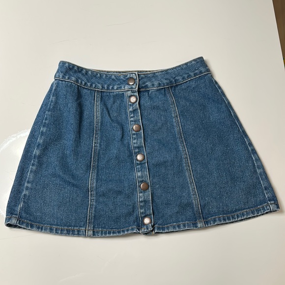 Brandy Melville Dresses & Skirts - Brandy Melville Blue Denim Mini Skirt with Brass Snaps
(Size 27)